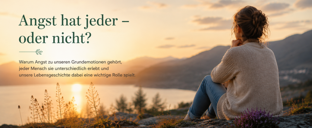 Nachdenkliche Person blickt über einen See in die Ferne. Symbolbild zum Blogartikel über Angst als Grundemotion und die unterschiedlichen Ursachen von Angst.